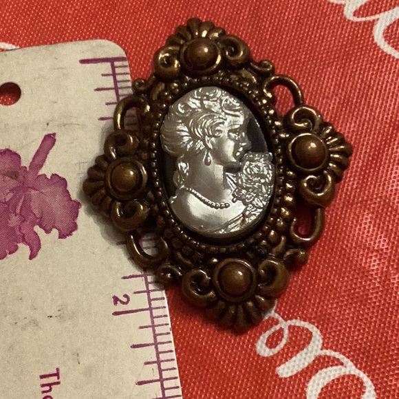 Right-facing modern resin cameo - Picture 7 of 7